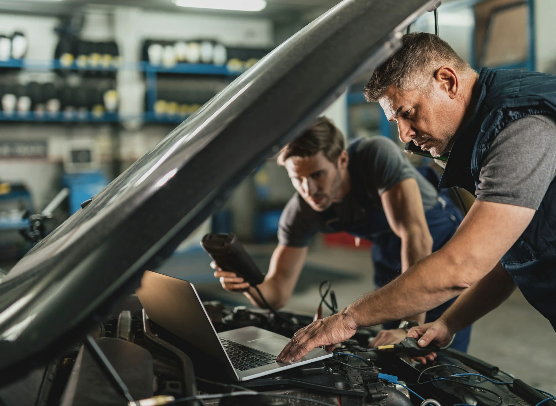 mechanik naprawia samochód